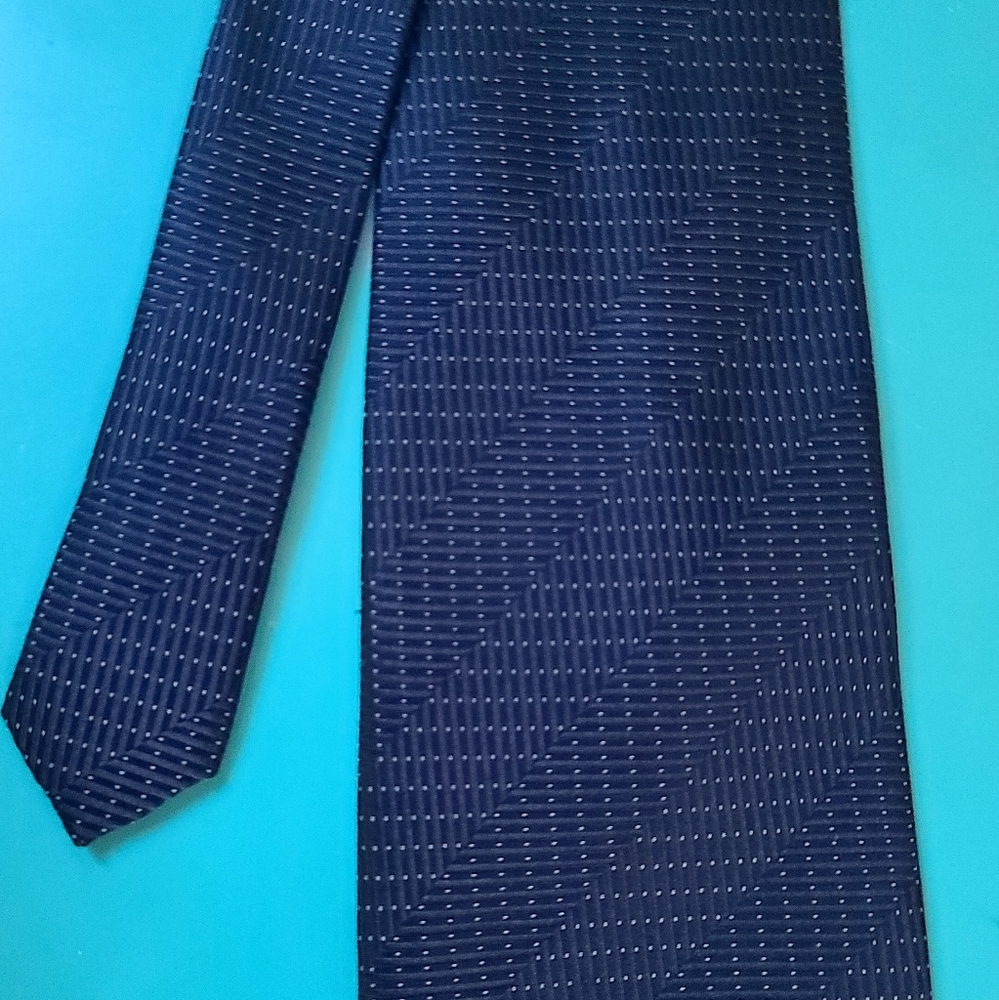 Geoffrey Beene GORGEOUS dark blue silk tie - Picture 2 of 5